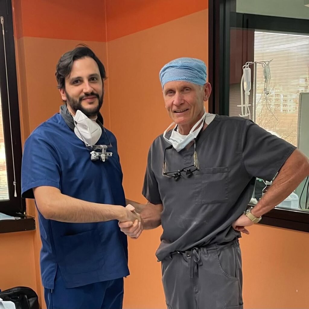 Dr. Víctor Malfussi junto al Prof. Dr. Enrico Robotti durante fellowship en rinoplastia en Bérgamo, Italia.