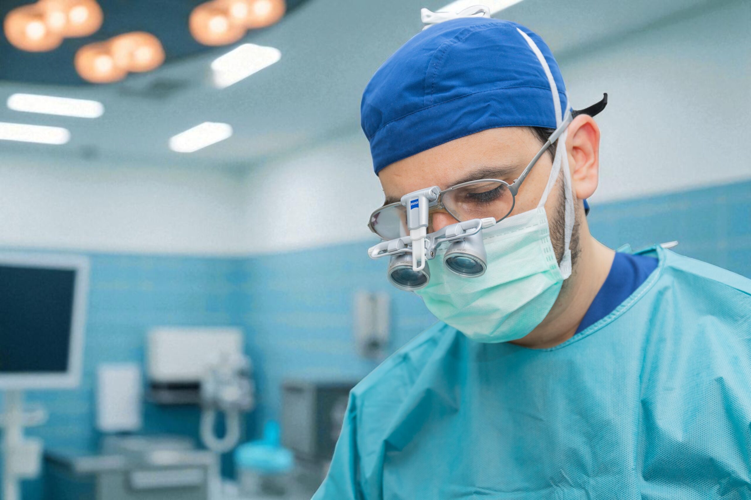 Cirugía facial de precisión realizada por el Dr. Víctor Malfussi en quirófano