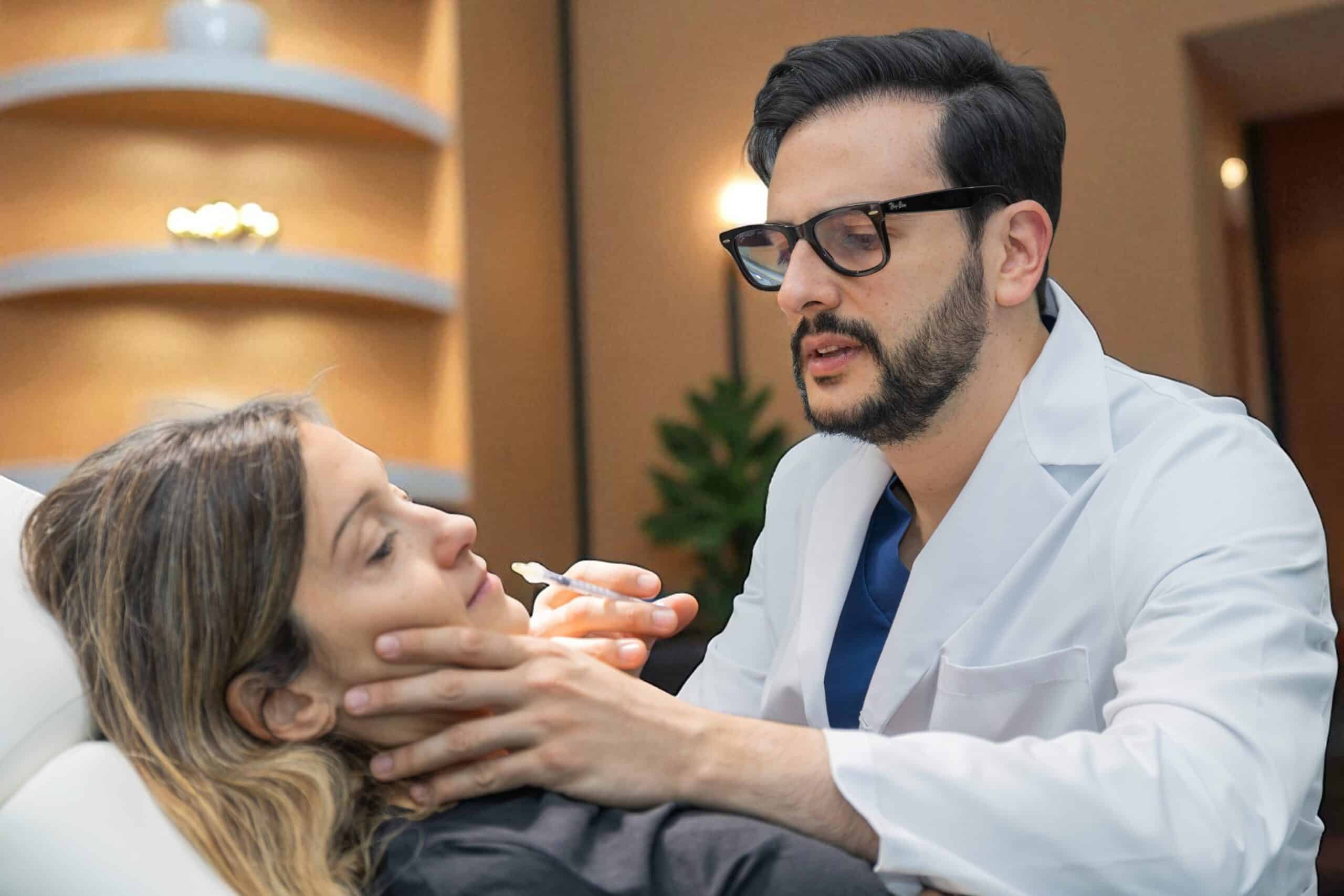 Consulta médica de estética facial con evaluación personalizada del paciente