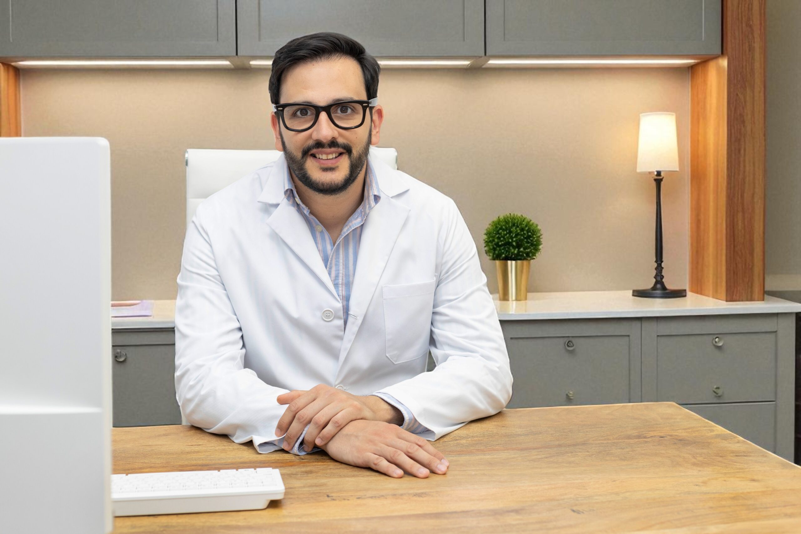 Dr. Víctor Malfussi durante consulta médica especializada en estética facial